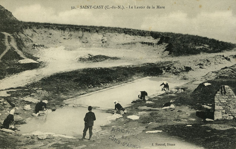 Carte postale ancienne Saint-Cast - Lavoir de la Mare à Saint-Cast-le-Guildo