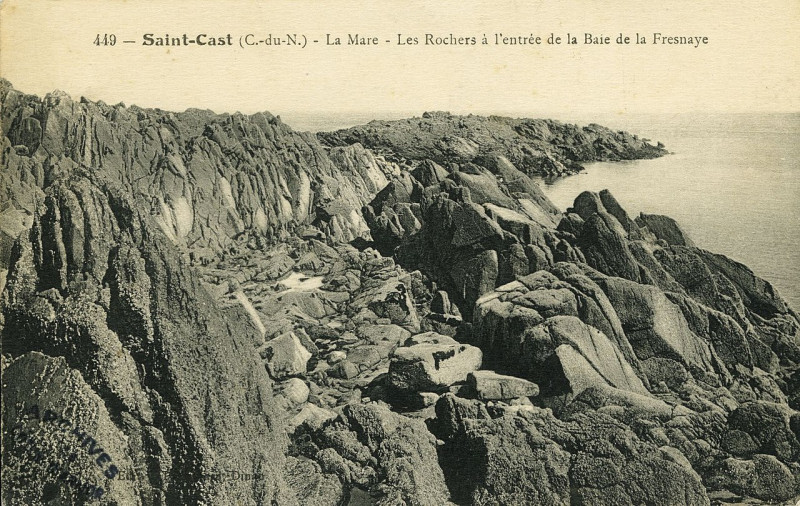 Carte postale ancienne Saint-Cast - Mare et rochers à l'entrée de la baie de la Fresnaye à Saint-Cast-le-Guildo