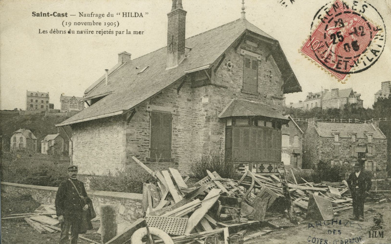 Carte postale ancienne Saint-Cast - Naufrage du Hilda 19 novembre 1905 débris du navire à Saint-Cast-le-Guildo