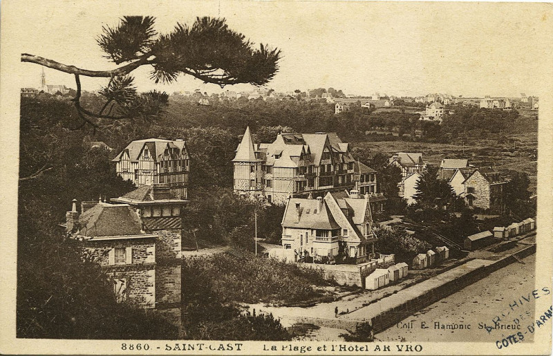 Carte postale ancienne Saint-Cast - Plage et hôtel Ar Vro à Saint-Cast-le-Guildo