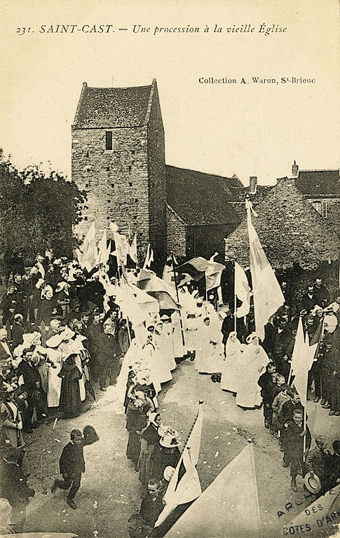Carte postale ancienne Saint-Cast - Procession à la vieille église à Saint-Cast-le-Guildo