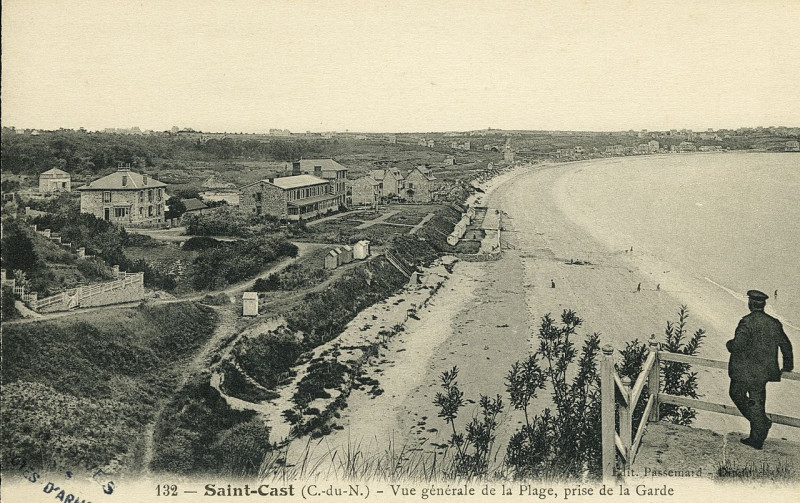 Carte postale ancienne Saint-Cast - Vue générale de la plage prise de la Garde à Saint-Cast-le-Guildo