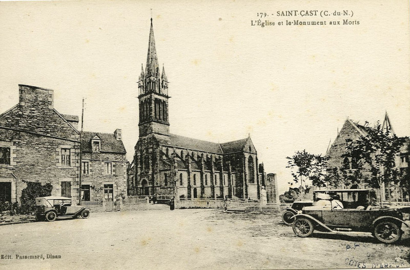 Carte postale ancienne Saint-Cast - Eglise et monument aux morts à Saint-Cast-le-Guildo