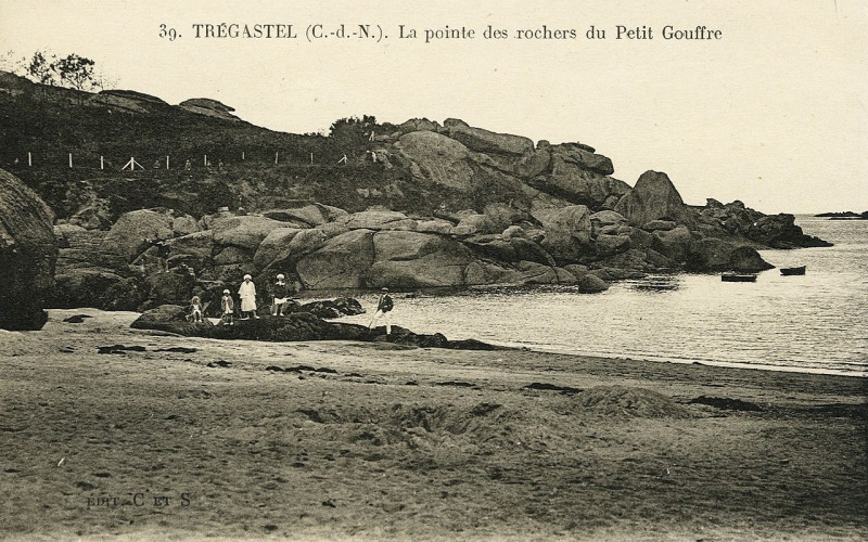 Carte postale ancienne Trégastel - Pointe des rochers du Petit Gouffre à Trégastel