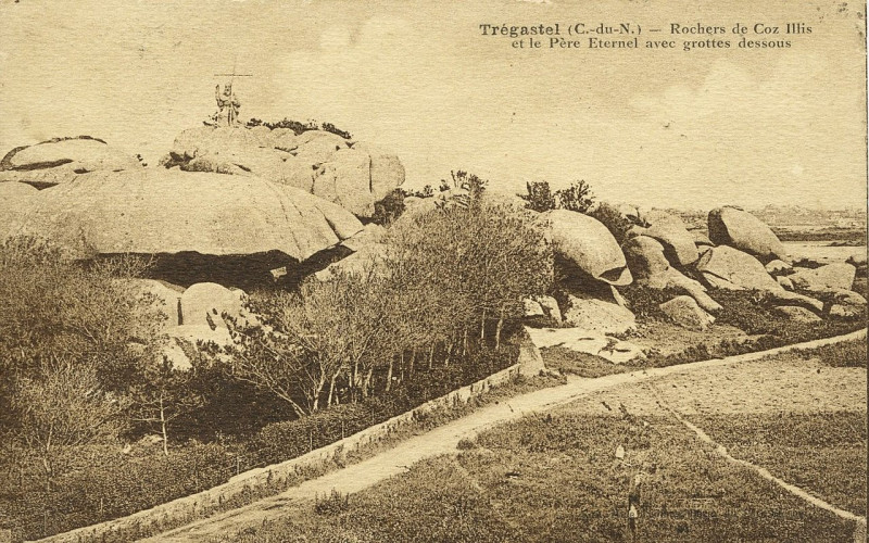 Carte postale ancienne Trégastel - Rochers de Coz Illis et père éternel aux grottes dessous à Trégastel