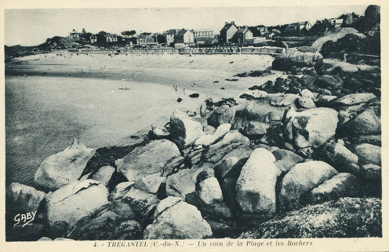 Carte postale ancienne Trégastel - Un coin de la plage et des rochers à Trégastel