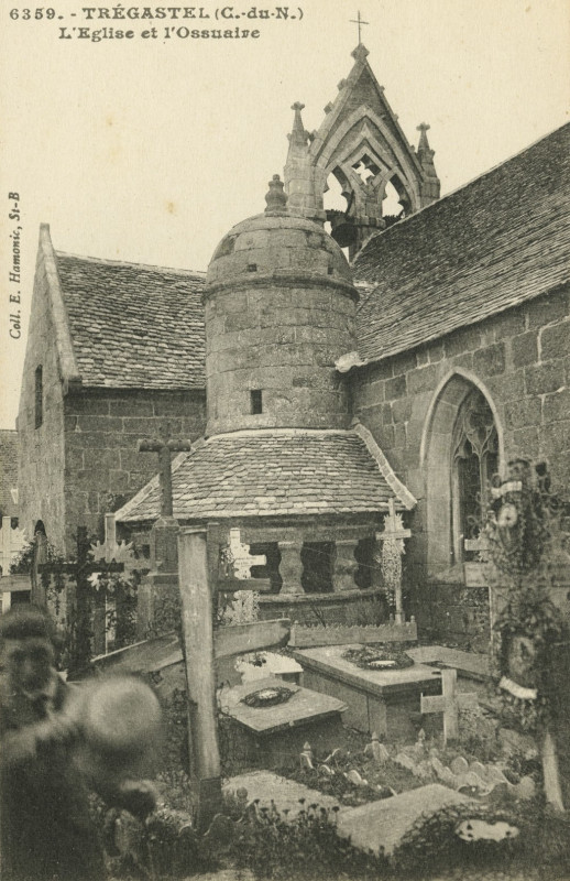 Carte postale ancienne Trégastel - Eglise et ossuaire à Trégastel