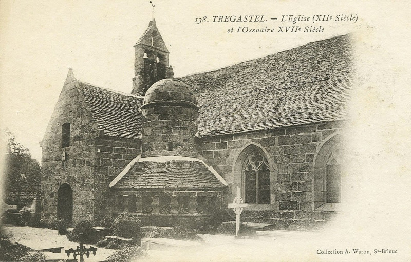 Carte postale ancienne Trégastel - Eglise et ossuaire du XVIIe siècle à Trégastel