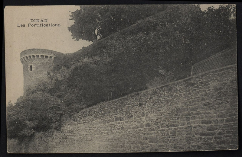 Carte postale ancienne Dinan - Fortifications à Dinan