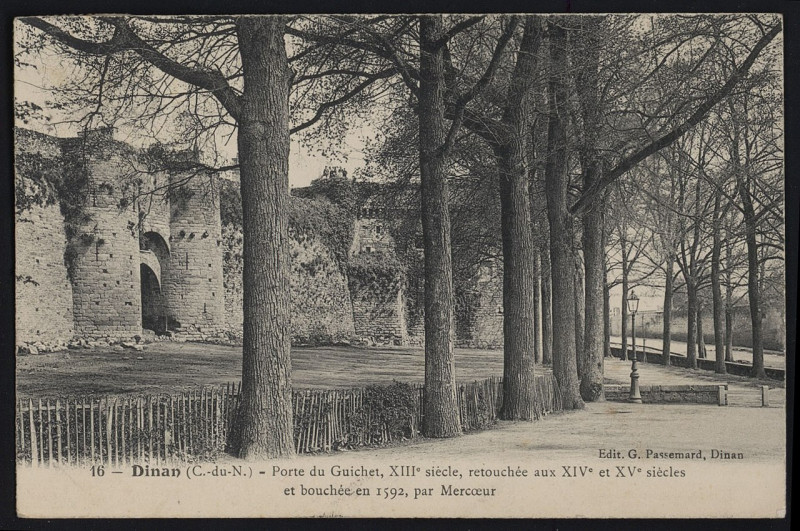 Carte postale ancienne Dinan - Porte du guichet à Dinan