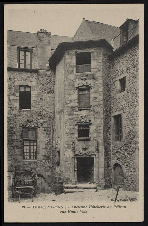 Carte postale ancienne Dinan - Ancienne hôtellerie du Pélican rue Haute-Voie à Dinan