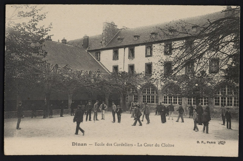 Carte postale ancienne Dinan - Ecole des Cordeliers cour du cloître à Dinan