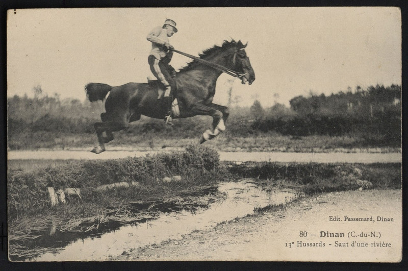 Carte postale ancienne Dinan - 13e Hussards saut d'une rivière à Dinan