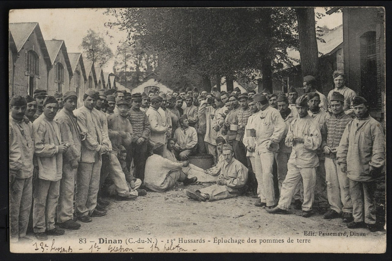 Carte postale ancienne Dinan - 13e Hussards épluchage des pommes de terre à Dinan