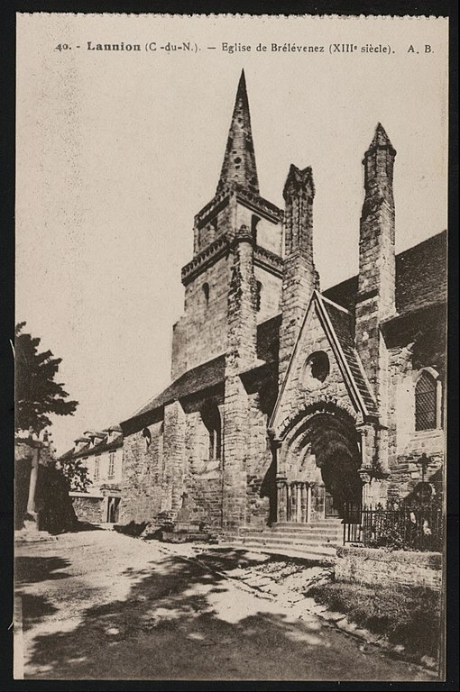 Carte postale ancienne Lannion - Eglise de Brélévénez XIIIe siècle à Lannion