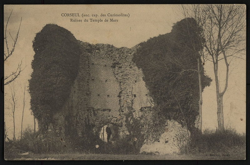 Carte postale ancienne Corseul - Ruines du Temple de Mars à Corseul