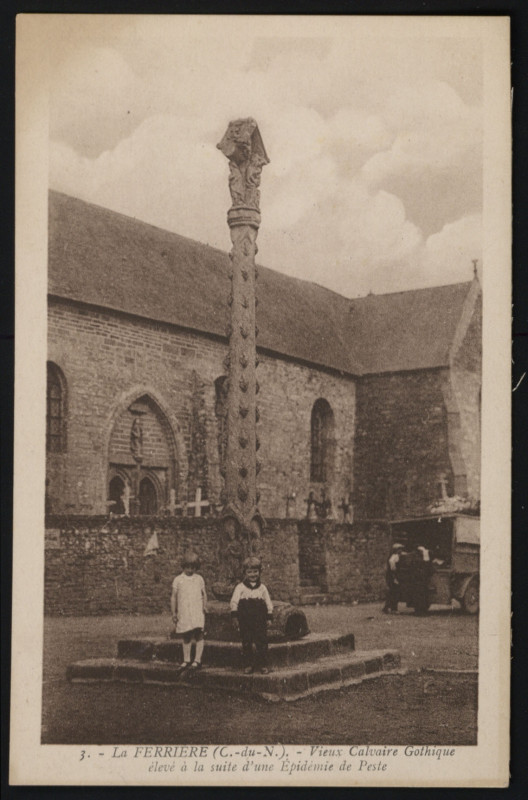 Carte postale ancienne La Ferrière - Vieux Calvaire Gothique élevé à la suite d'une Epidémie de Peste à Plémet