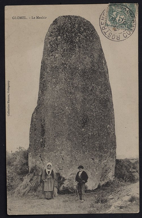Carte postale ancienne Glomel - Menhir à Glomel