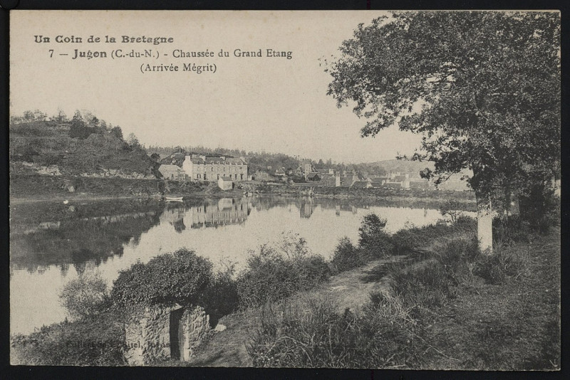 Carte postale ancienne Jugon-les-Lacs - Chaussée du Grand étang arrivée Mégrit à Jugon-les-Lacs - Commune nouvelle