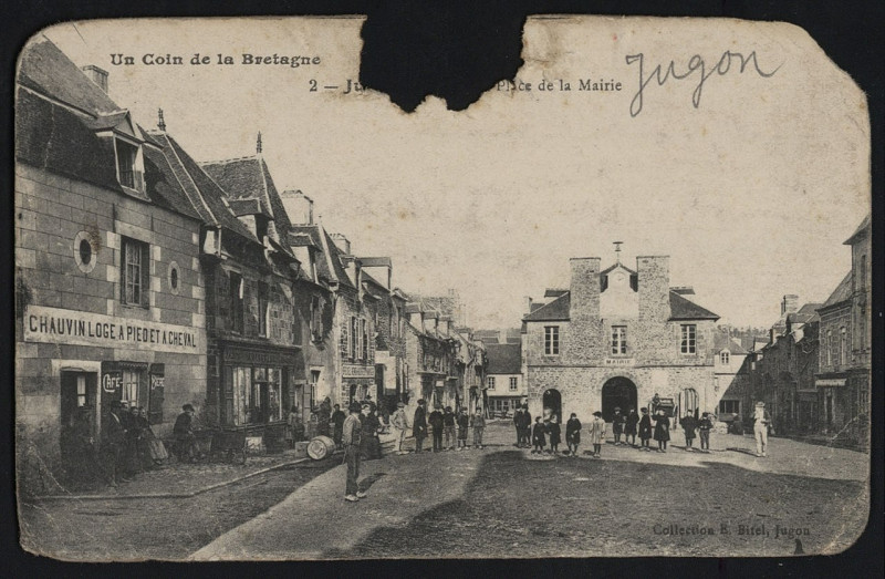 Carte postale ancienne Jugon-les-Lacs - Place de la Mairie à Jugon-les-Lacs - Commune nouvelle