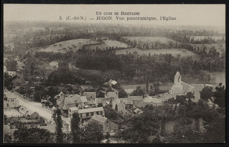 Carte postale ancienne Jugon-les-Lacs - Vue panoramique avec l'église à Jugon-les-Lacs - Commune nouvelle