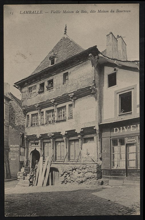 Carte postale ancienne Lamballe - Vieille maison de bois dite maison du Bourreau à Lamballe-Armor