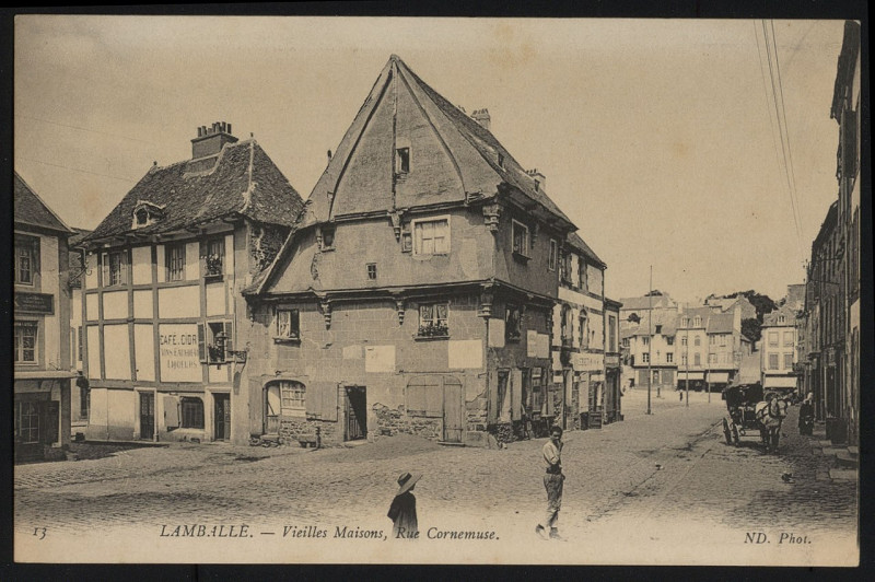 Carte postale ancienne Lamballe - Vieilles maisons rue Cornemuse à Lamballe-Armor