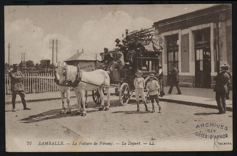 Carte postale ancienne Lamballe - Voiture de Pléneuf au départ à Lamballe-Armor