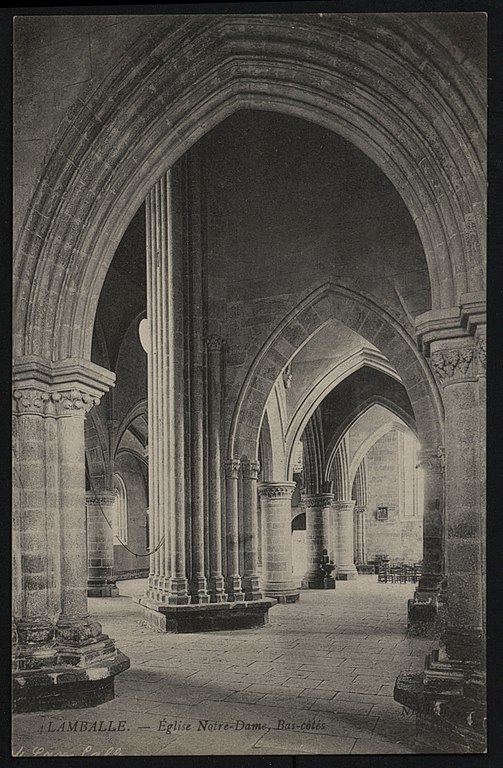 Carte postale ancienne Lamballe - Eglise Notre-Dame bas-côtés à Lamballe-Armor