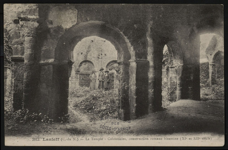 Carte postale ancienne Lanleff - Temple et colonnades des XIe et XIIe siècles à Lanleff