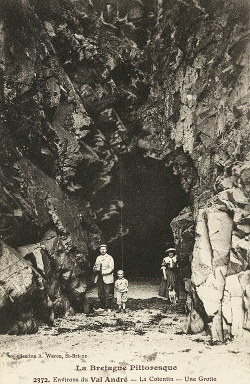 Carte postale ancienne Planguenoual - Environs du Val-André - Cotentin - Une grotte à Lamballe-Armor