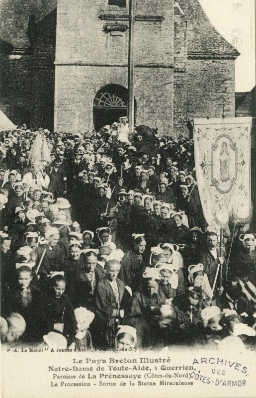 Carte postale ancienne La Prénessaye - Notre-Dame de Toute-Aide procession et sortie de la statue miraculeuse à La Prénessaye