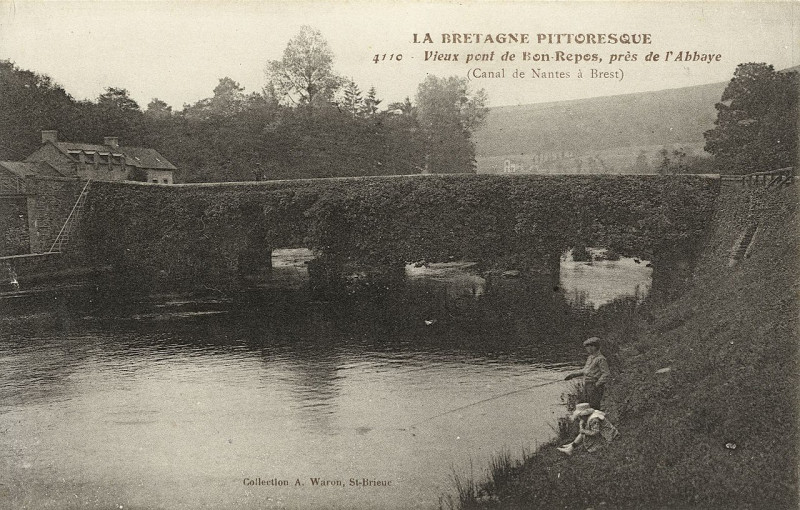 Carte postale ancienne Saint-Gelven - Vieux pont de Bon-Repos près de l'abbaye à Bon Repos sur Blavet