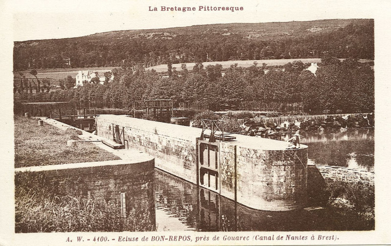 Carte postale ancienne Saint-Gelven - Ecluse de Bon-Repos canal de Nantes à Brest à Bon Repos sur Blavet