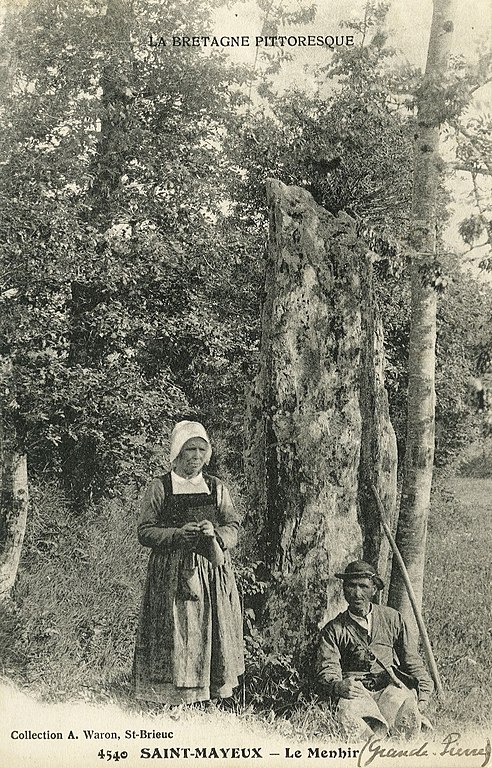 Carte postale ancienne Saint-Mayeux - Menhir à Saint-Mayeux