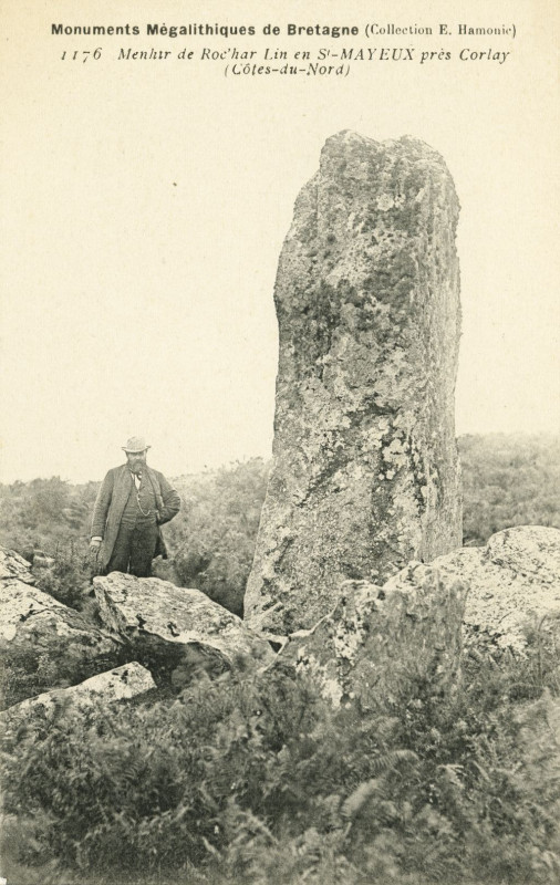 Carte postale ancienne Saint-Mayeux - Menhir de Roc'har Lin à Saint-Mayeux