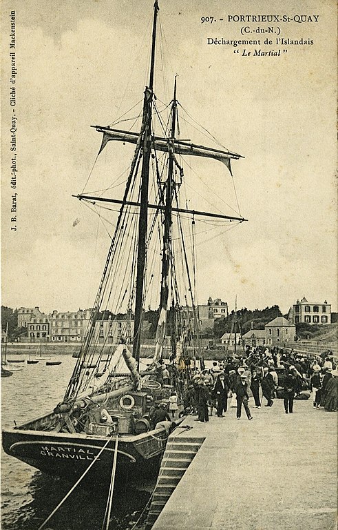 Carte postale ancienne Saint-Quay-Portrieux - Déchargement de l'islandais Le Martial à Saint-Quay-Portrieux