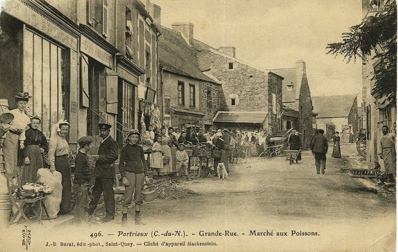 Carte postale ancienne Saint-Quay-Portrieux - Grande Rue marché aux poissons à Saint-Quay-Portrieux