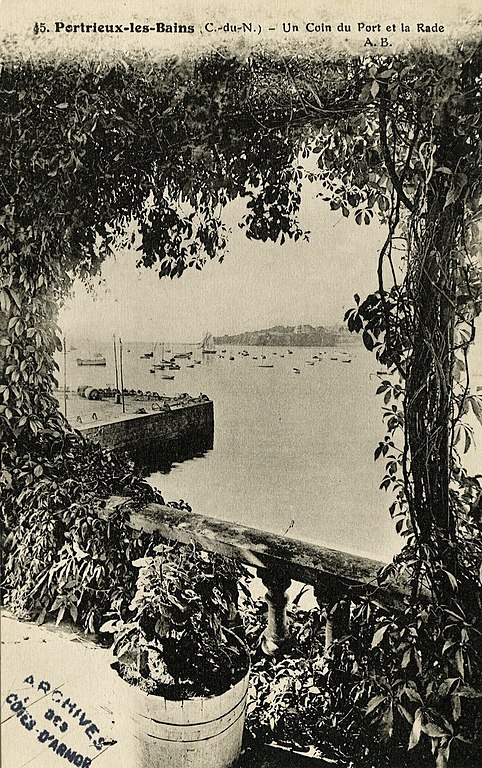 Carte postale ancienne Saint-Quay-Portrieux - Un coin du port et la rade à Saint-Quay-Portrieux