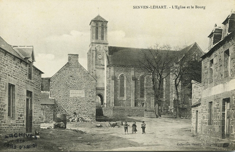 Carte postale ancienne Senven-Léhart - Eglise et bourg à Senven-Léhart