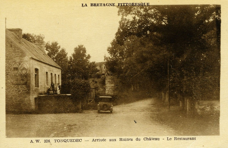 Carte postale ancienne Tonquédec - Arrivée aux ruines du château restaurant à Tonquédec