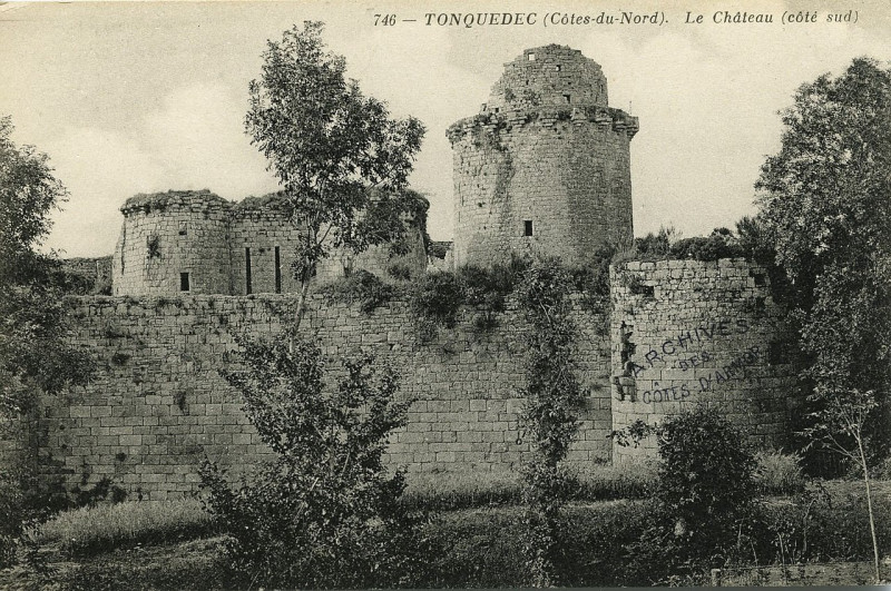 Carte postale ancienne Tonquédec - Château côté sud à Tonquédec