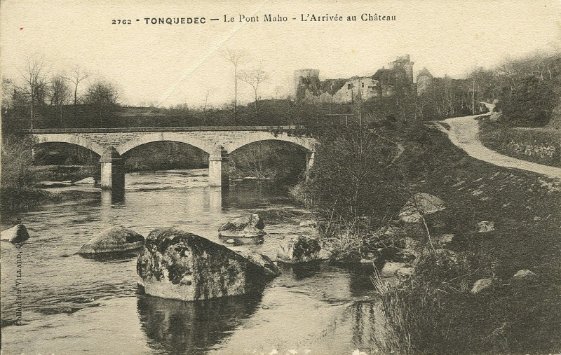 Carte postale ancienne Tonquédec - Pont Maho arrivée au château à Tonquédec