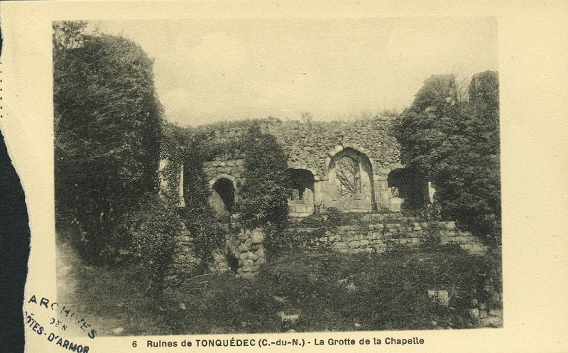 Carte postale ancienne Tonquédec - Ruines grotte de la chapelle à Tonquédec