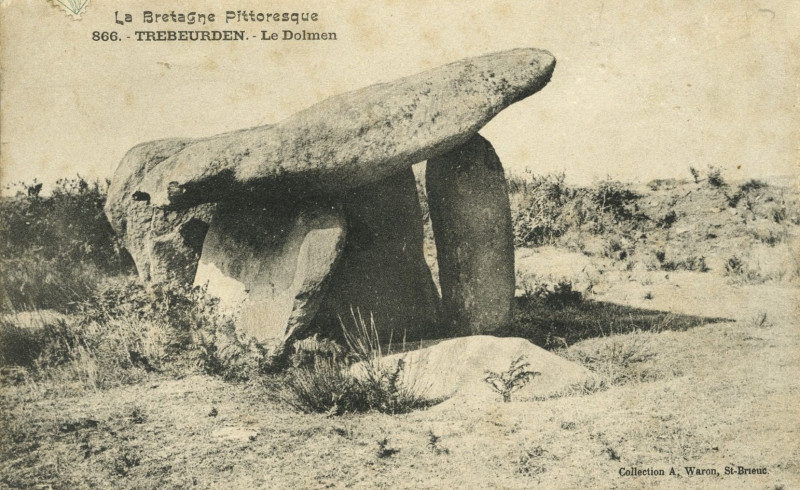 Carte postale ancienne Trébeurden - Dolmen à Trébeurden