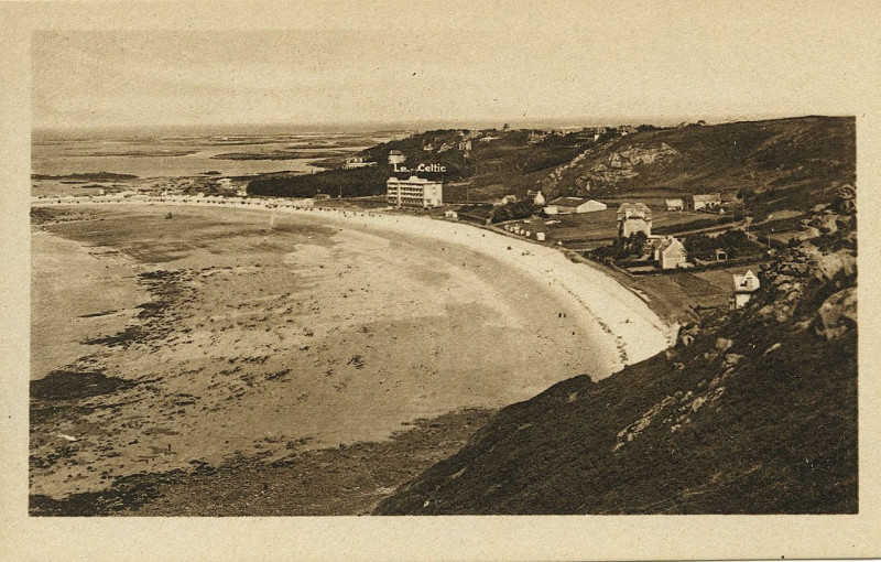 Carte postale ancienne Trébeurden - Plage et hôtels vue générale à Trébeurden