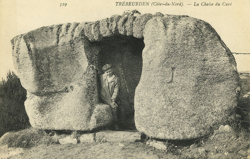 Carte postale ancienne Trébeurden - Rocher la chaise du curé à Trébeurden