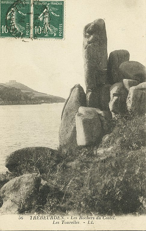 Carte postale ancienne Trébeurden - Rochers du Castel à Trébeurden