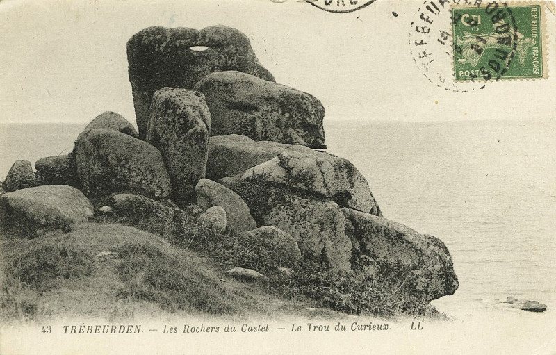 Carte postale ancienne Trébeurden - Rochers du Castel le Trou du curieux à Trébeurden