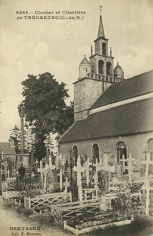 Carte postale ancienne Trédarzec - Clocher et cimetière à Trédarzec